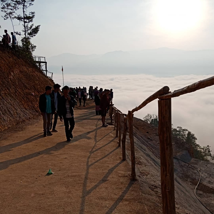 Negeri di Atas Awan, salah satu objek wisata populer di Lebak yang ditutup saat libur Natal-tahun baru karena rawan longsor. (Foto: instagram@eddy_chyco92)