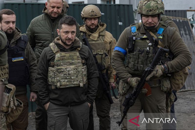 Presiden Ukraina Volodymyr Zelenskiy terlihat dikelilingi oleh prajurit Ukraina, di tengah invasi Rusia ke Ukraina, di Bucha, di luar Kiev, Ukraina, 4 April 2022. (ANTARA/Reuters/Marko Djurica/as)