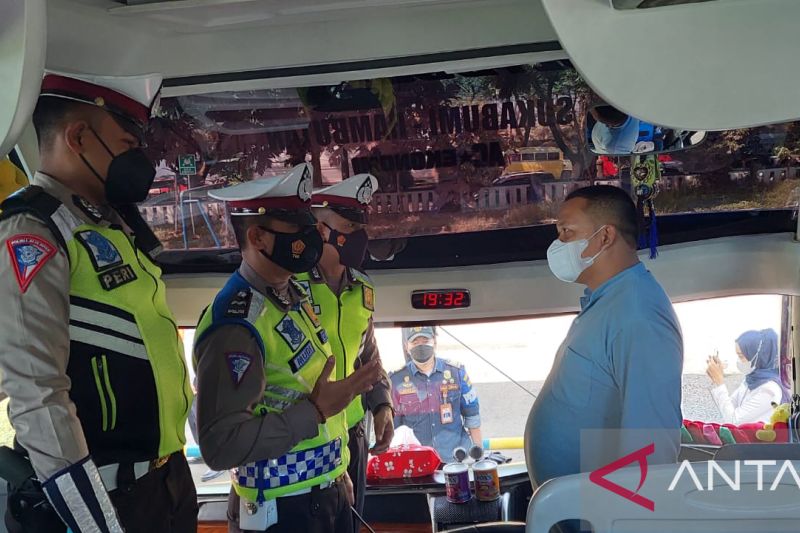 Personel Satlantas Polres Sukabumi Kota saat memberikan imbauyan kepada awak bus di Terminal Tipe A Ahmad Sanusi Sukabumi, Jabar tentang keselamatan berlalu lintas pada musim mudik lebaran 2022. Antara/Aditya Rohman