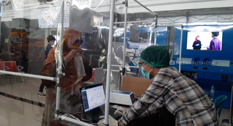 Kereta Solo-Jakarta Dibatalkan Akibat Banjir, Peserta Tes Genose di Stasiun Turun