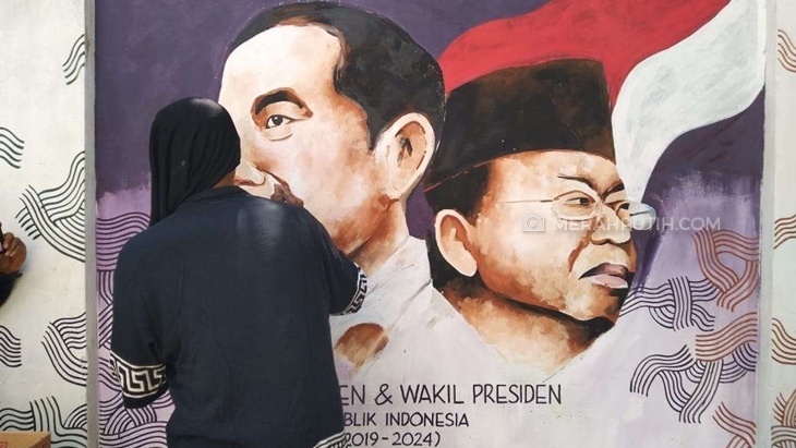 Jelang Pelantikan, Warga Solo Penuhi Tembok Kampung dengan Mural Wajah Jokowi-Ma'ruf
