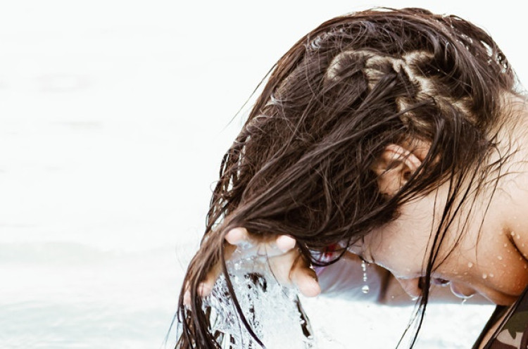 Suhu Air Memengaruhi Kesehatan Rambut