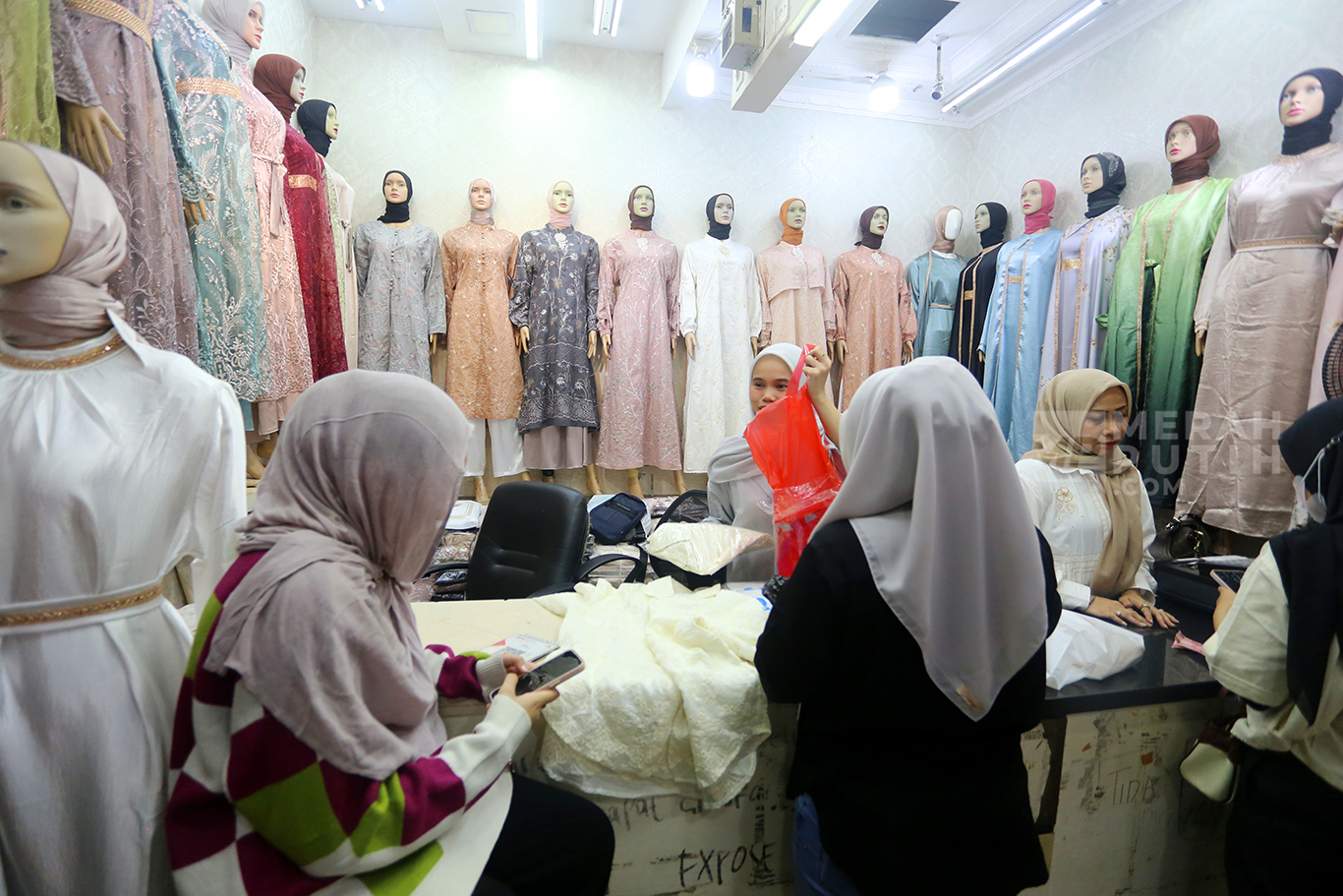 Jelang Lebaran 1447 H, Warga Berburu Busana Muslim di Pasar Tanah Abang 