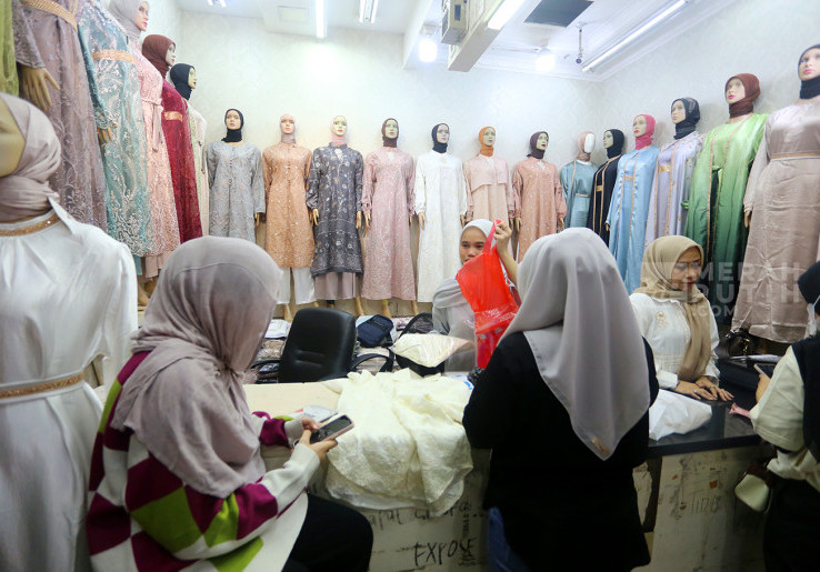 Jelang Lebaran 1447 H, Warga Berburu Busana Muslim di Pasar Tanah Abang 