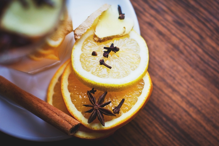 Campurkan lemon dan kayu manis. (Foto: pixabay/StockSnap)