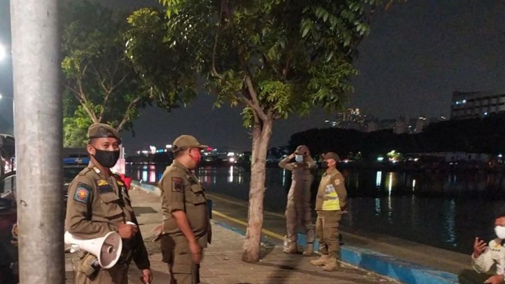Personel Satuan Polisi Pamong Praja (Satpol PP) Tanjung Priok melaksanakan patroli di kawasan Danau Sunter Jakarta Utara, Senin (1/1/2021). ANTARA/HO-Kominfotik Jakarta Utara