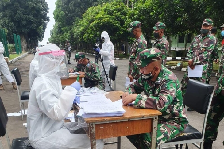 Pelaksanaan tes usap ke-2 bagi siswa di Sekolah Calon Perwira (Secapa) TNI AD, Bandung, Kamis (16/7/2020). (HO-Dok Dispenad)