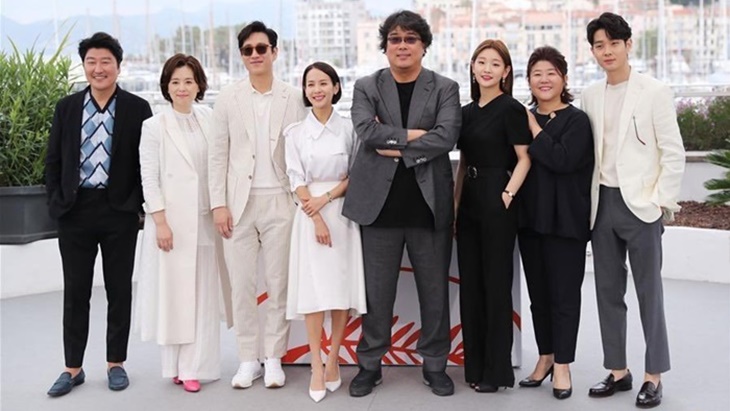 Bong Joon-ho dan pemain film Parasite (Foto: CJ Entertainment)