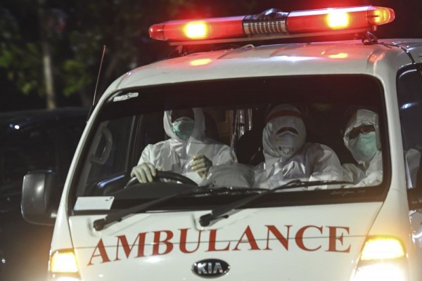 Ambulans bersiap memasuki Rumah Sakit Darurat COVID-19 Wisma Atlet Kemayoran, Jakarta, Senin (14/6). ANTARA FOTO/M Risyal Hidayat