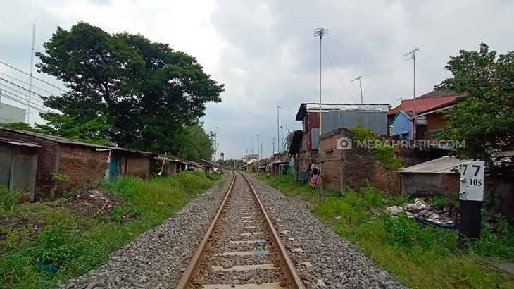 Petugas Kemunhub melakukan pengecekan lokasi yang akan dibangun jembatan layang di Palang Joglo. (MP/Ismail)