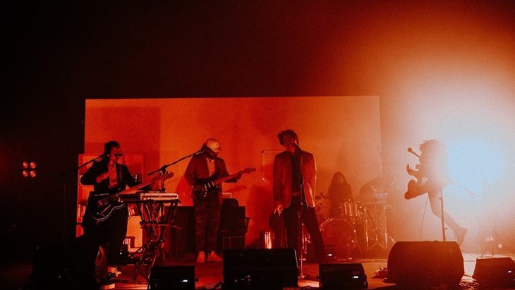 Band .Feast Angkat Konsep Kantor di 'This is My Wave Concert'