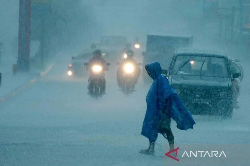 Sejumlah Kota Besar Berpotensi Hujan Deras dengan Petir dan Angin Kencang