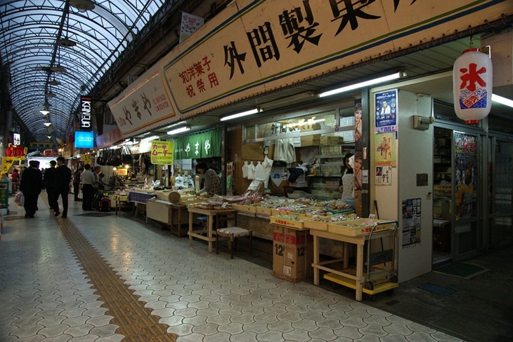 Pasar tradisional di Okinawa. (Foto: Pixabay/jeniffertn)
