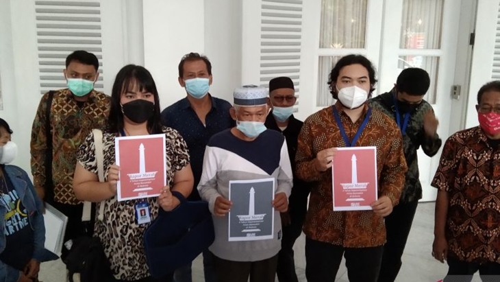 Pengacara LBH Jakarta M Charlie Meidino Albajili (dua daridari kanan) saat menyerahkan catatan sejumlah permasalahan di Ibu Kota berikut rekomendasinya kepada Pemprov DKI Jakarta di Balai Kota Jakarta, Senin (18/10/2021). ANTARA/Dewa Ketut Sudiarta Wiguna