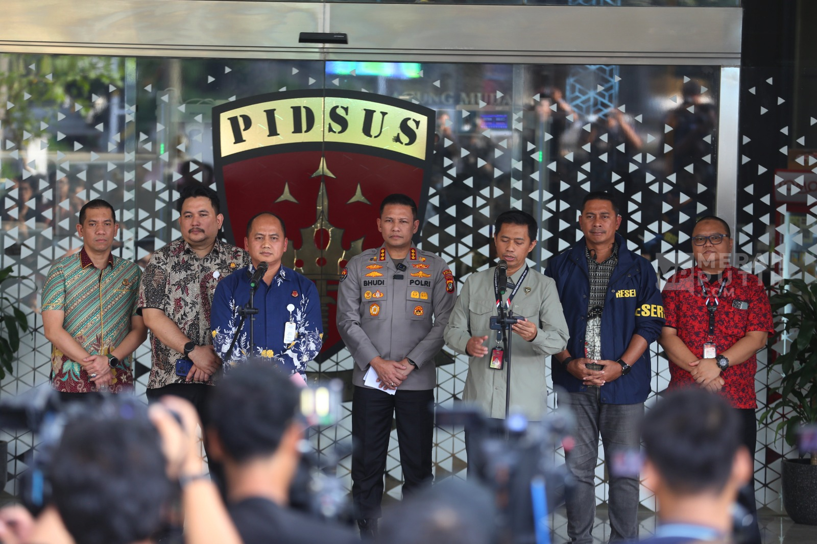 Konferensi Pers Pelimpahan Tersangka TPPU dan Barang Bukti ke Kejagung