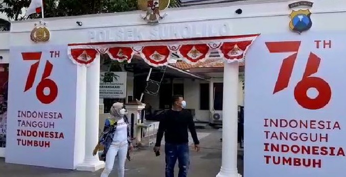 HUT RI, Polsek Sukolilo Surabaya Bikin Gerbang Mirip Istana Merdeka
