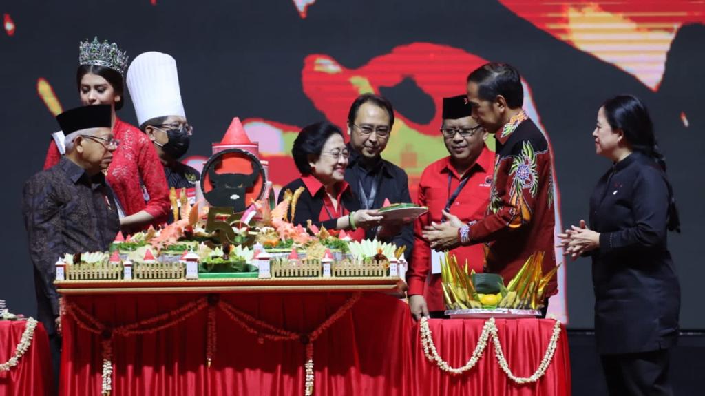 Megawati Serahkan Tumpeng Pertama kepada Presiden Jokowi, Diterima dengan Senyum