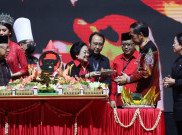 Megawati Serahkan Tumpeng Pertama kepada Presiden Jokowi, Diterima dengan Senyum