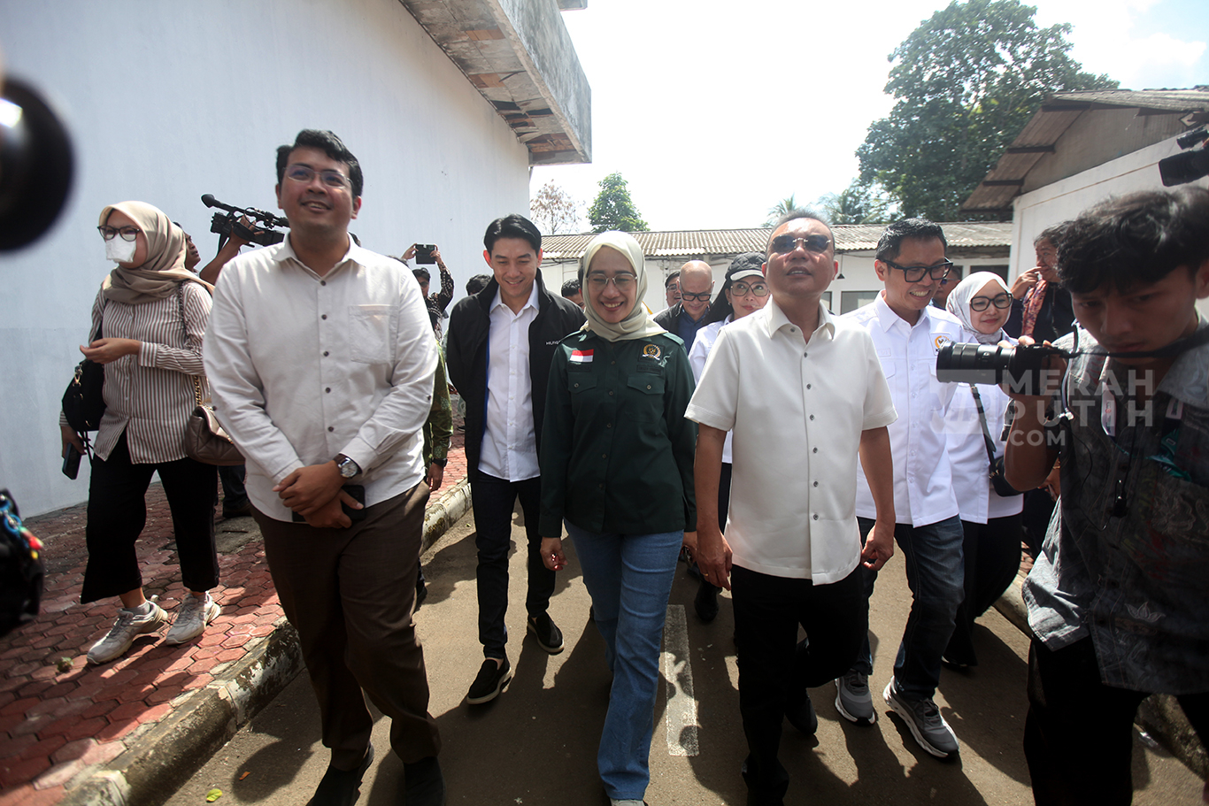 Wakil Ketua DPR, Sufmi Dasco Ahmad bersama Direktur Utama PT. Produksi Film Negara (PFN), Ifan Seventeen dan Anggota Komisi VI, Rike Diah Pitaloka saat melakukan kunjungan ke gedung Produksi Film Negara (PFN) di Jalan Otista Raya, Jatinegara, Jakarta Timur, Jumat (14/3/2025).