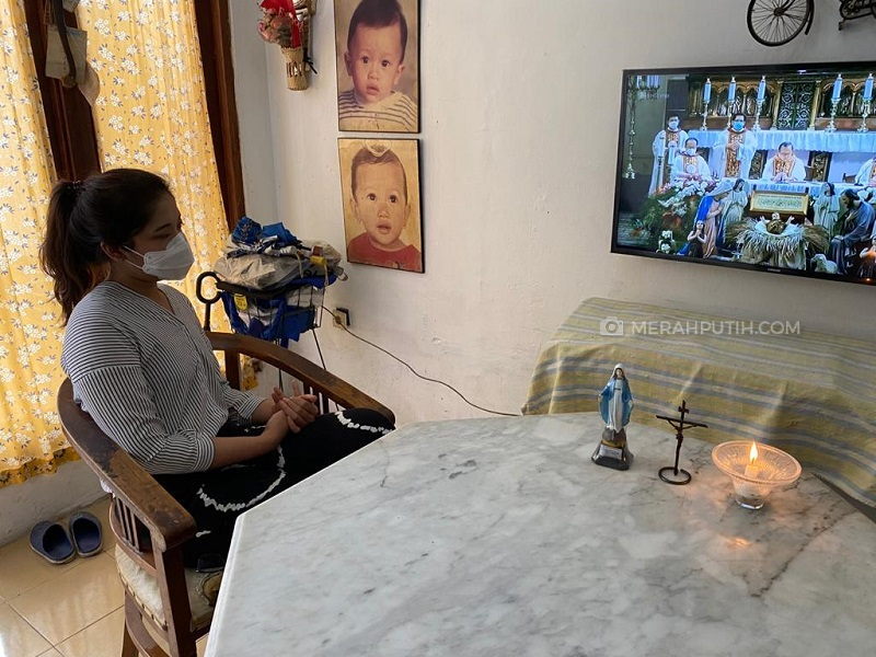 Cerita Keluarga Kristen Jalani Ibadah Natal Pertama Seumur Hidup Melalui Televisi