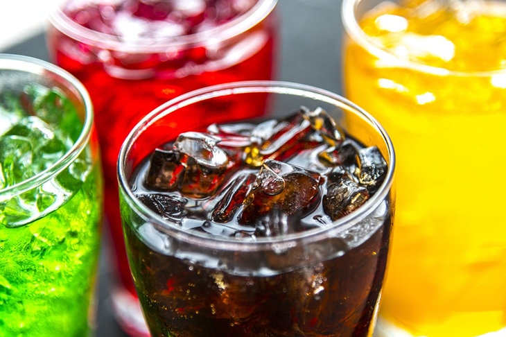 Minum soda dan minuman berenergi memiliki gula dan asam yang tinggi. (Foto: Pixabay/rawpixel)