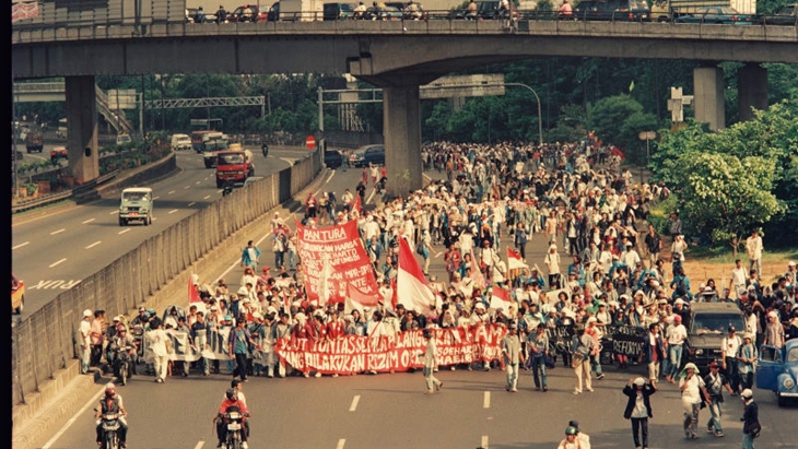 Aksi long march 1998. (Foto: Dok. Muhammad Firman Hidayatullah)