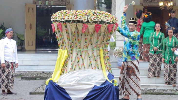 Sri Sultan HB X Ikut Ambil Gunungan Grebeg Sekaten