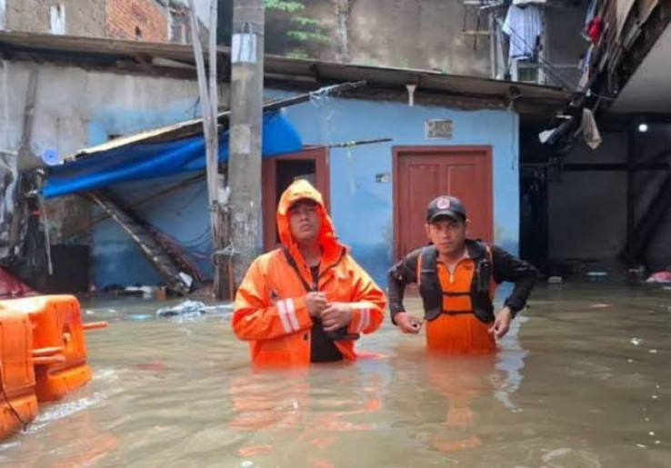 Banjir Rendam 126 RT dan 18 Ruas Jalan di Jakarta, Ratusan Warga Mengungsi