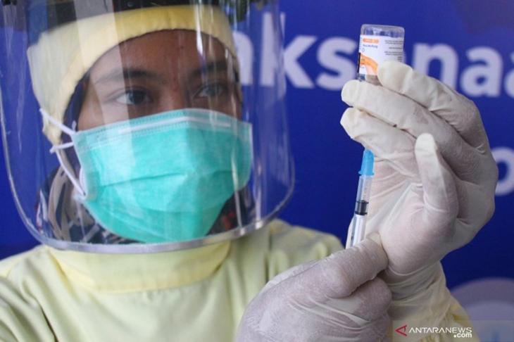 Petugas medis menyiapkan vaksin COVID-19 untuk disuntikkan kepada warga dalam layanan vaksinasi tanpa turun di Tarekot, Malang, Jawa Timur, Kamis (1/4/2021). (ANTARA FOTO/Ari Bowo Sucipto).