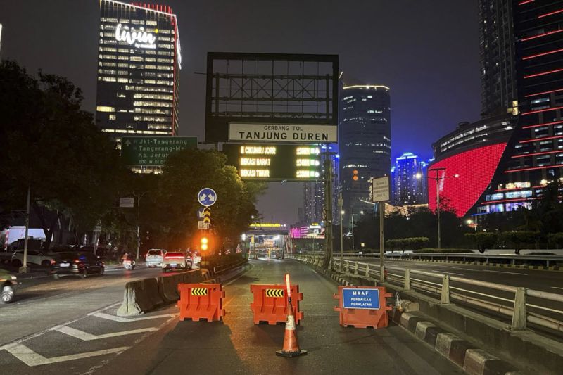 Subuh Masih Bakar-bakaran. Tol Dalam Kota Ditutup Sejak Pagi, Polisi Catat Fasilitas Rusak