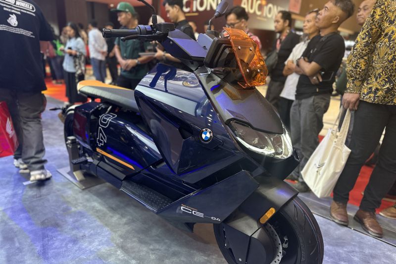 BMW Luncurkan 3 Motor dan Skuter Listrik di IIMS 2024