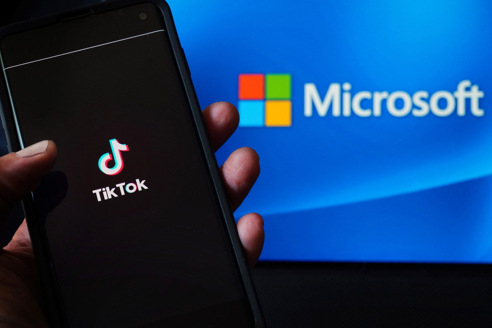 Microsoft rumornya sedang mengakuisisi TikTok. (Foto: NTD News)