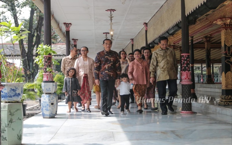 Presiden Jokowi bersama keluarga di Keraton Yogyakarta