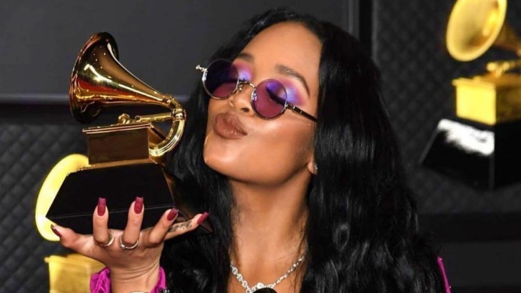 Gandeng Chris Brown, H.E.R Garap Musik untuk Album Baru