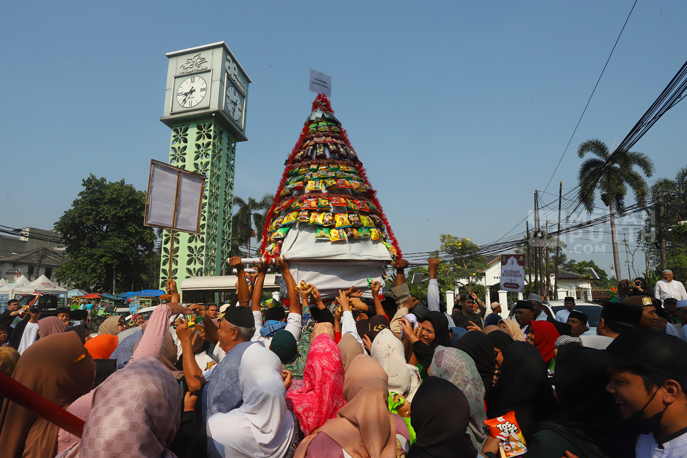 Prosesi Ngarak Perahu Tradisi Memperingati Maulid Nabi Muhammad SAW 