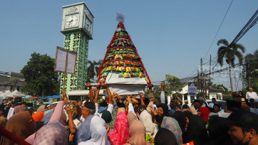 Prosesi Ngarak Perahu Tradisi Memperingati Maulid Nabi Muhammad SAW 