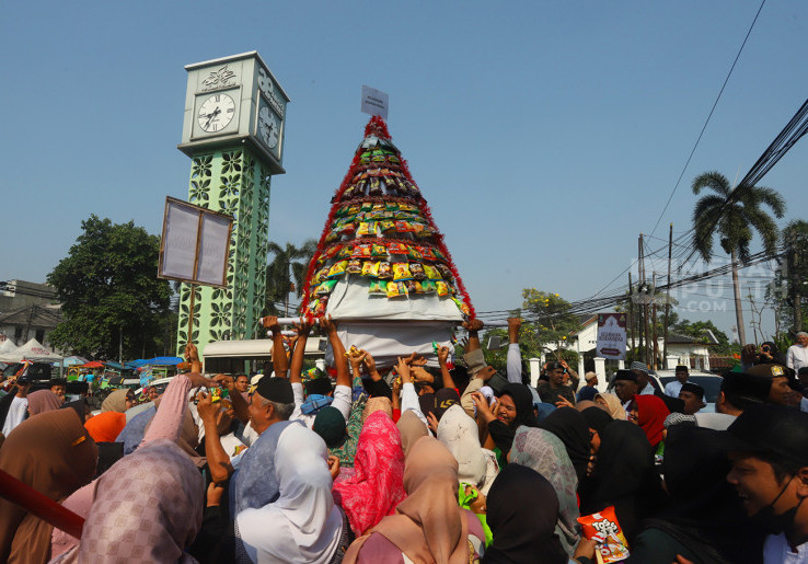 Prosesi Ngarak Perahu Tradisi Memperingati Maulid Nabi Muhammad SAW 