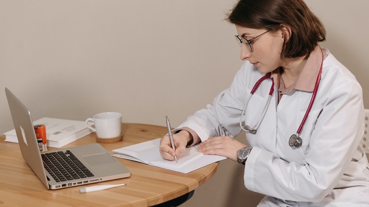 Mengungkap 'Misteri' Tulisan Resep Dokter Sulit Dibaca