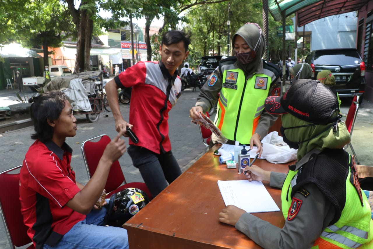 Satpol PP Solo, Jawa Tengah melakukan razia protokol kesehatan dengan sasaran pemakaian masker. (MP/Ismail)