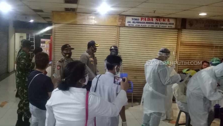 Ratusan Pedagang Pasar Baru Jalani Tes Swab COVID-19