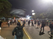  Kerusuhan di Gatot Subroto, Massa Lempari Polisi dengan Batu