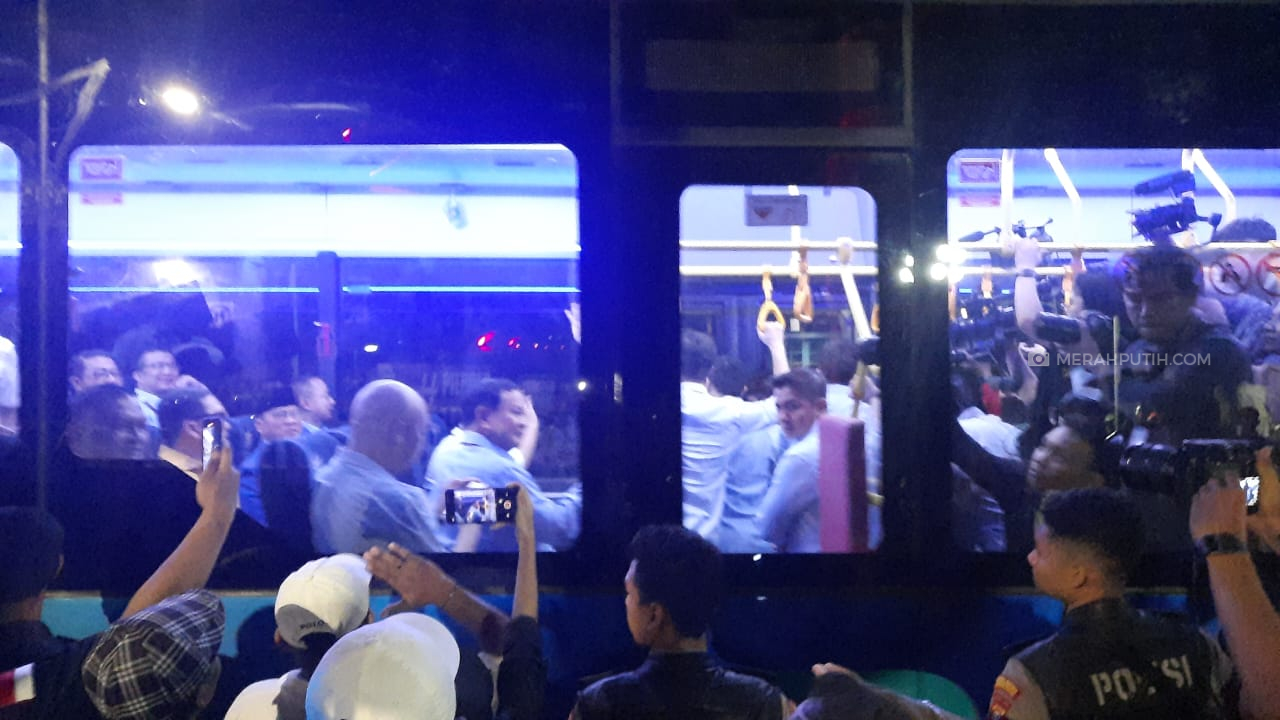Prabowo-Gibran Tiba di KPU Menggunakan Bus Listrik