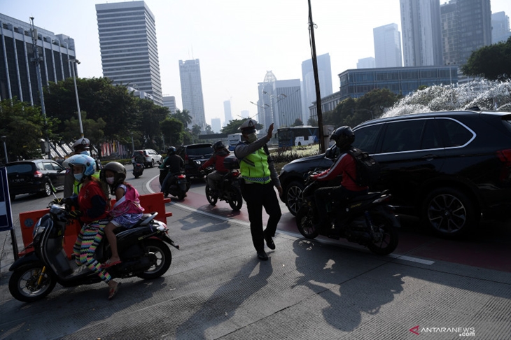 Polisi mengatur lalu lintas kendaraan di pos penerapan ganjil genap di kawasan Bundaran Senayan, Jakarta, Selasa (24/8/2021). ANTARA FOTO/Sigid Kurniawan/wsj.