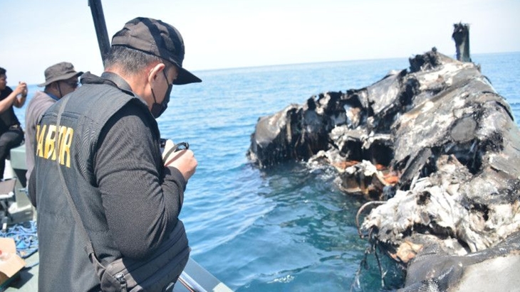 Tim Labfor Olah TKP Kapal Terbakar di Kedalaman 20 Meter