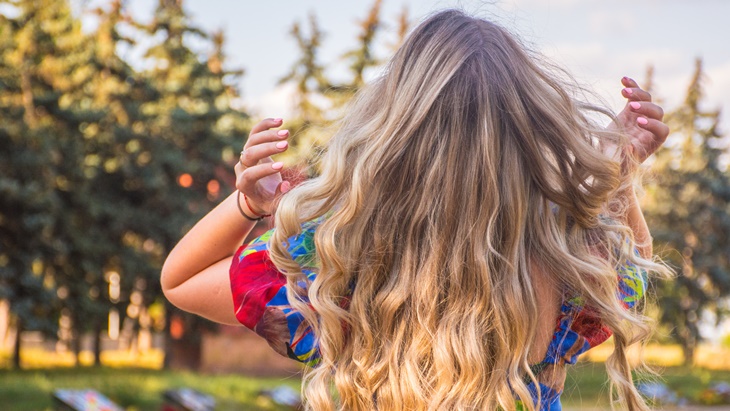Jaga Kesehatan Kulit Kepala dengan Serum Rambut