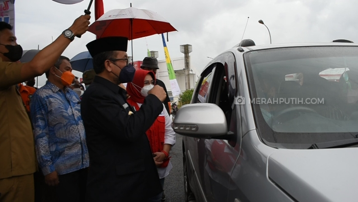   Vaksinasi drive thru di GOR Watubelah, Sumber, Kabupaten Cirebon, Selasa (14/9). (Foto: MP/Mauritz)