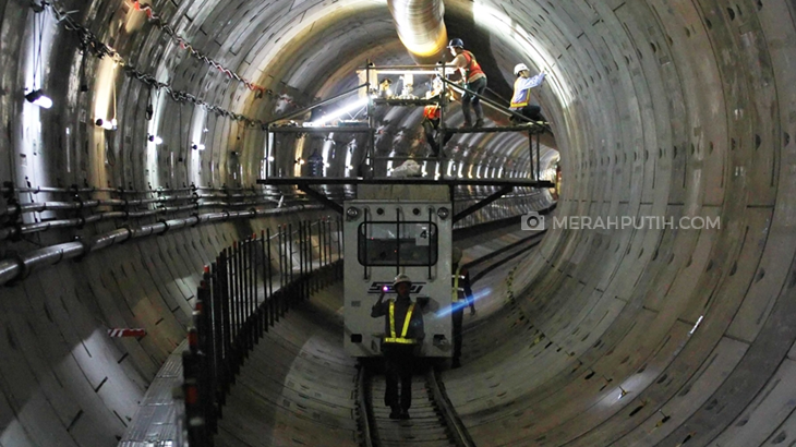 Pekerja melakukan perawatan segment tunnel (ruas terowongan) Mass Rapid Transit (MRT) di kawasan Senayan, Jakarta. (MP/Derry Ridwansah