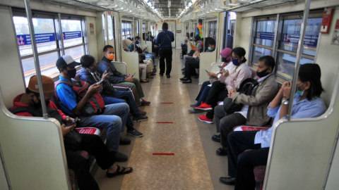 Jangan Bicara dan Makan Minum di Transportasi Umum, Ini Bahayanya
