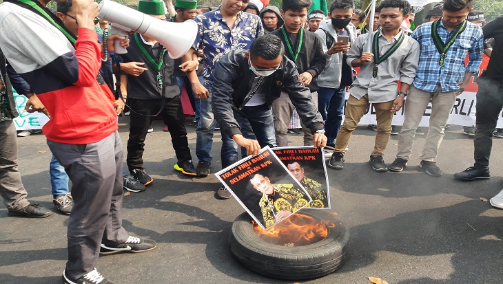 Massa Himpunan Mahasiswa Islam (HMI) mendatangi gedung Istana Negara untuk meminta Presiden Joko Widodo menolak pelantikan Ketua Komisi Pemberantasan Korupsi (KPK) Irjen Firli Bahuri. Foto: MP/Kanu