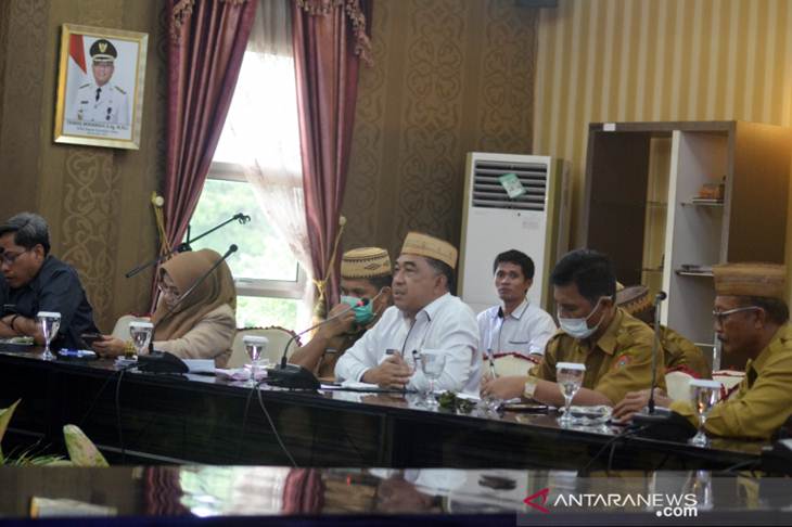 Syafrudin Baderung (kemeja putih, tengah), kepala Bidang Bimbingan Masyarakat (Bimas) Islam Kemenag wilayah Provinsi Gorontalo, ikut menegaskan aturan pelaksanaan akad nikah selama masa darurat nasional berlangsung.(ANTARA/Susanti Sako)